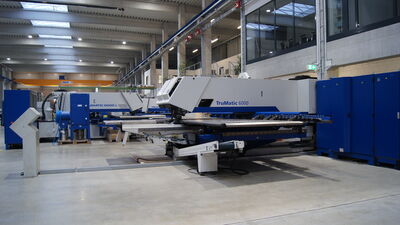 In unserem Sortiment finden Sie eine große Auswahl an gebrauchten Stanz-/Lasermaschinen der Marke TRUMPF. Diese Kombimaschinen wurden von uns nach den neuesten technischen Standards überarbeitet. Jede einzelne Funktion der Maschine wurde im Vorfeld mit regelmäßig kalibrierten Spezialwerkzeugen geprüft. Unsere Gebrauchtmaschinen sind somit werksüberholt und überarbeitet.

Eine Auswahl unserer gebrauchten TRUMPF TruMatic Kombimaschinen: TRUMPF Trumatic TC 260L, Trumatic TC 600L, Trumatic 6000L und TruMatic 3000, TruMatic 6000, TruMatic 7000, sowie die Automatisierungslösungen SheetMaster, TrumaTool und SortMaster.