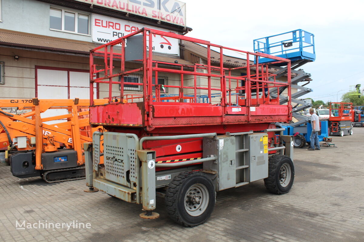 رافعة هيدروليكية مقصية Skyjack SJ 8831 - 12 m scissor lift 4x4 diesel genie 3384 haulotte