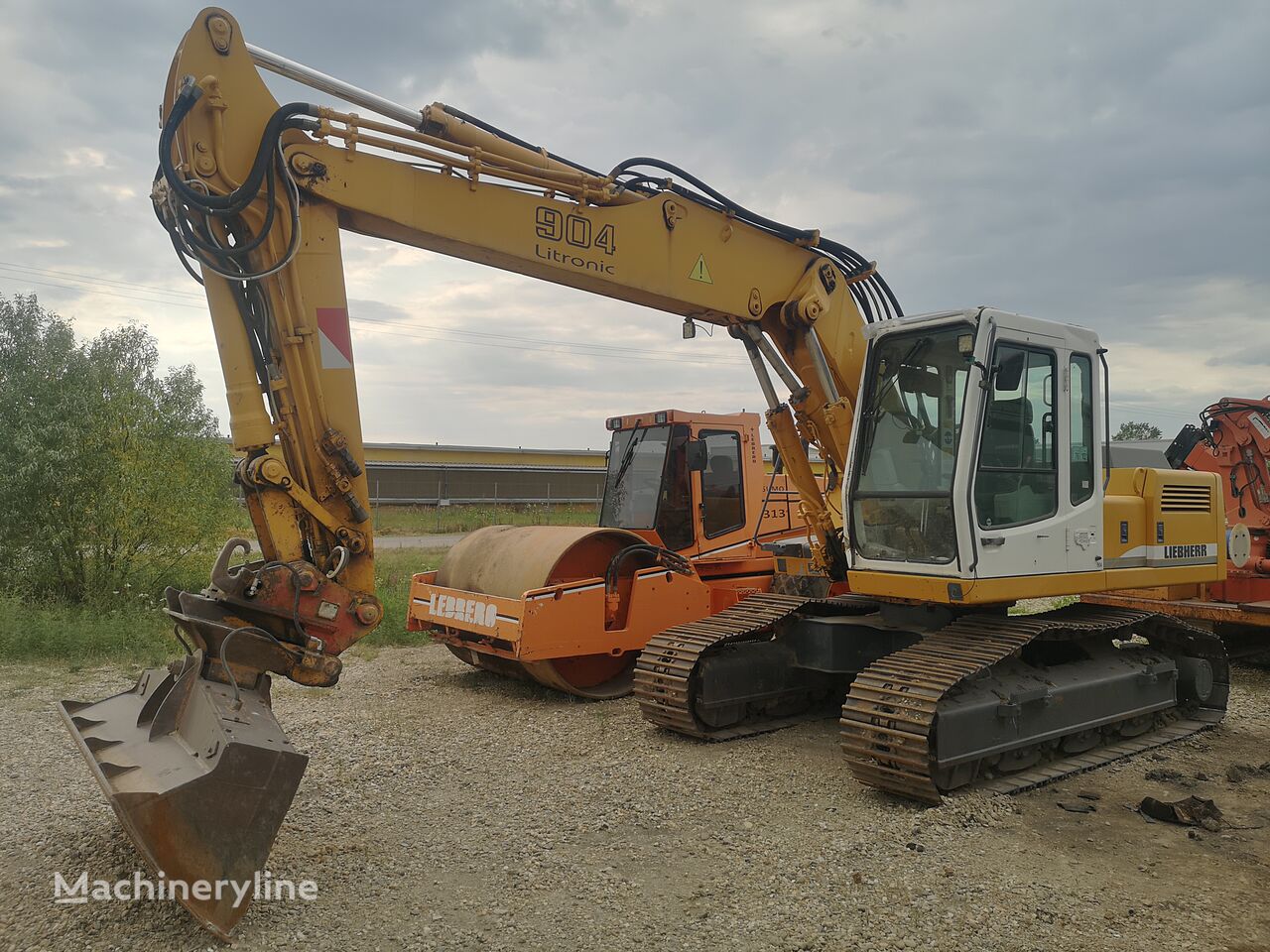 حفارة مجنزرة Liebherr R904