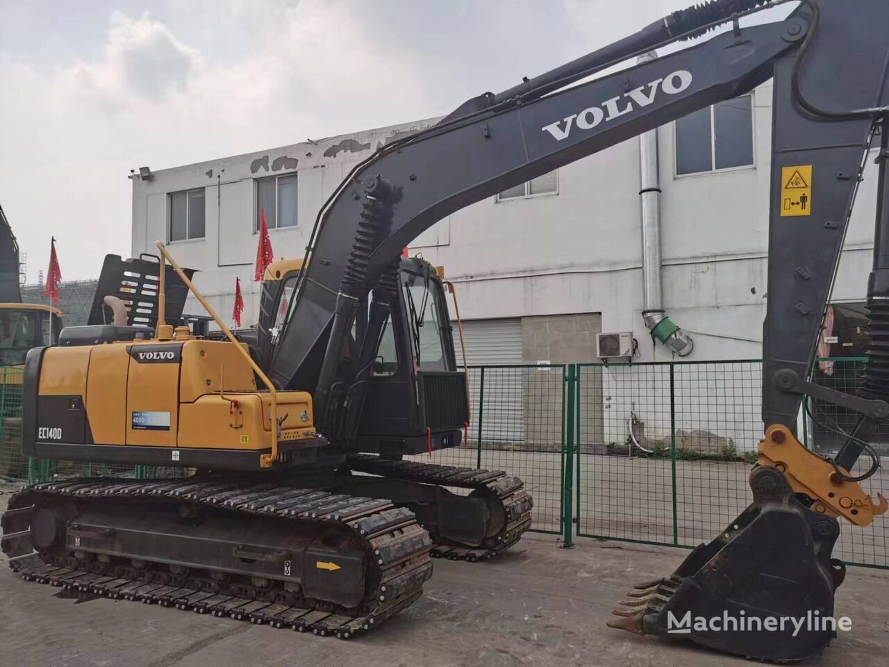 حفارة مجنزرة Volvo EC140D